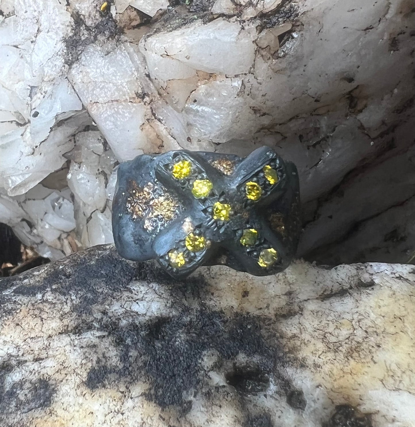 EC Black & Gold X Scalloped Ring