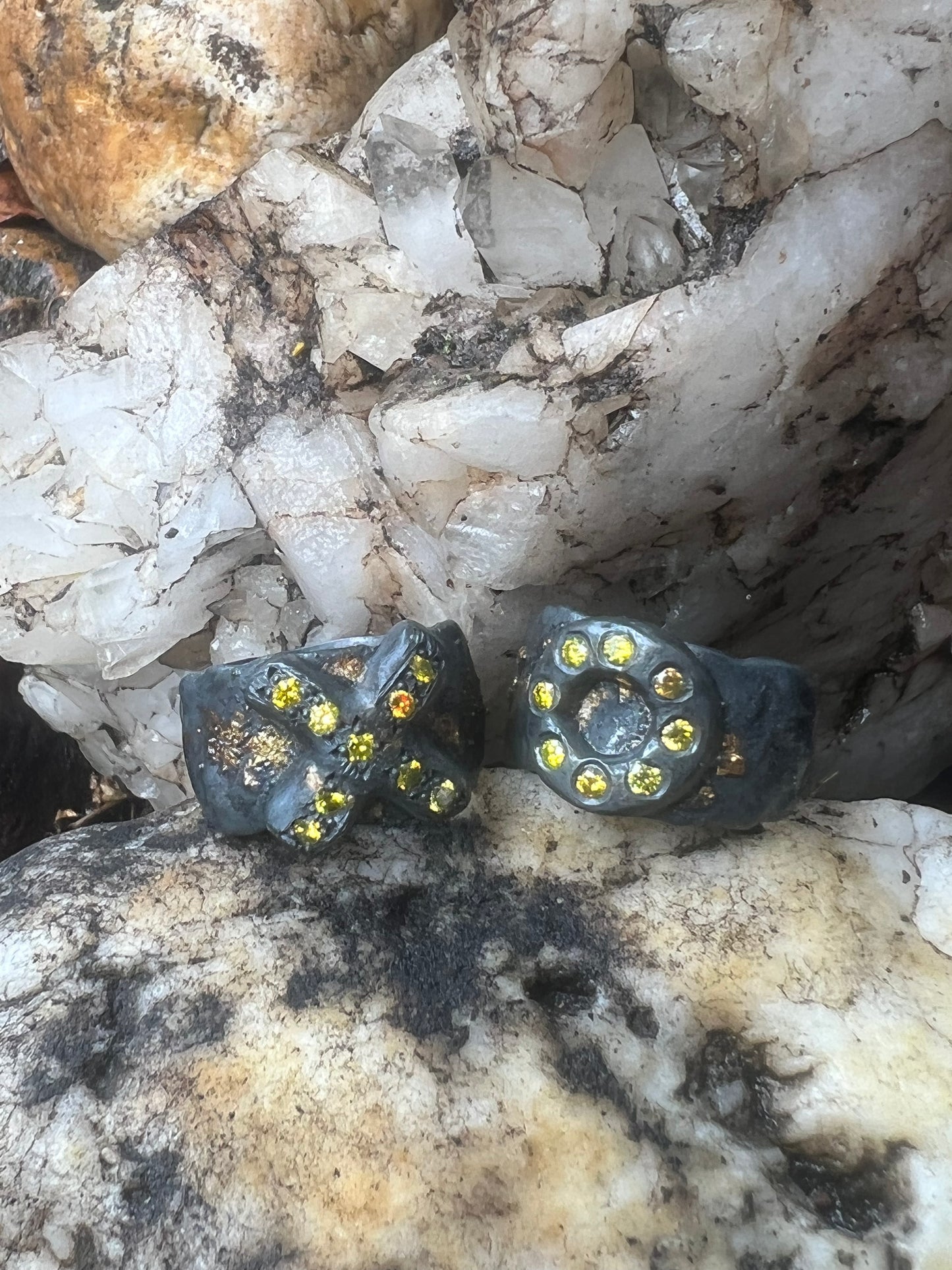 EC Black & Gold O Scalloped Ring