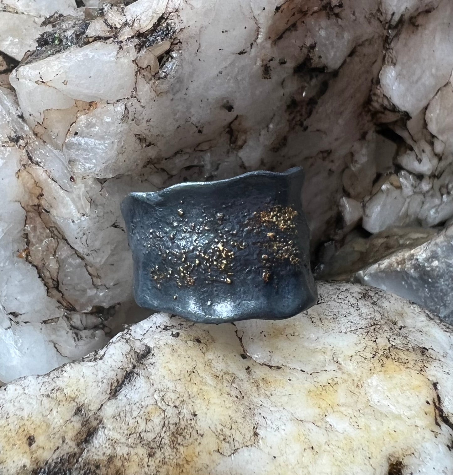 EC Black & Gold Scalloped Ring