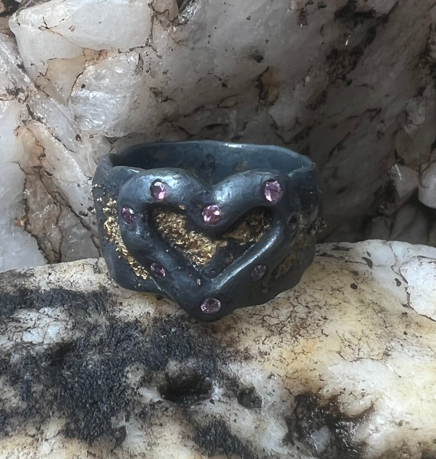 EC Black & Gold Heart Scalloped Ring